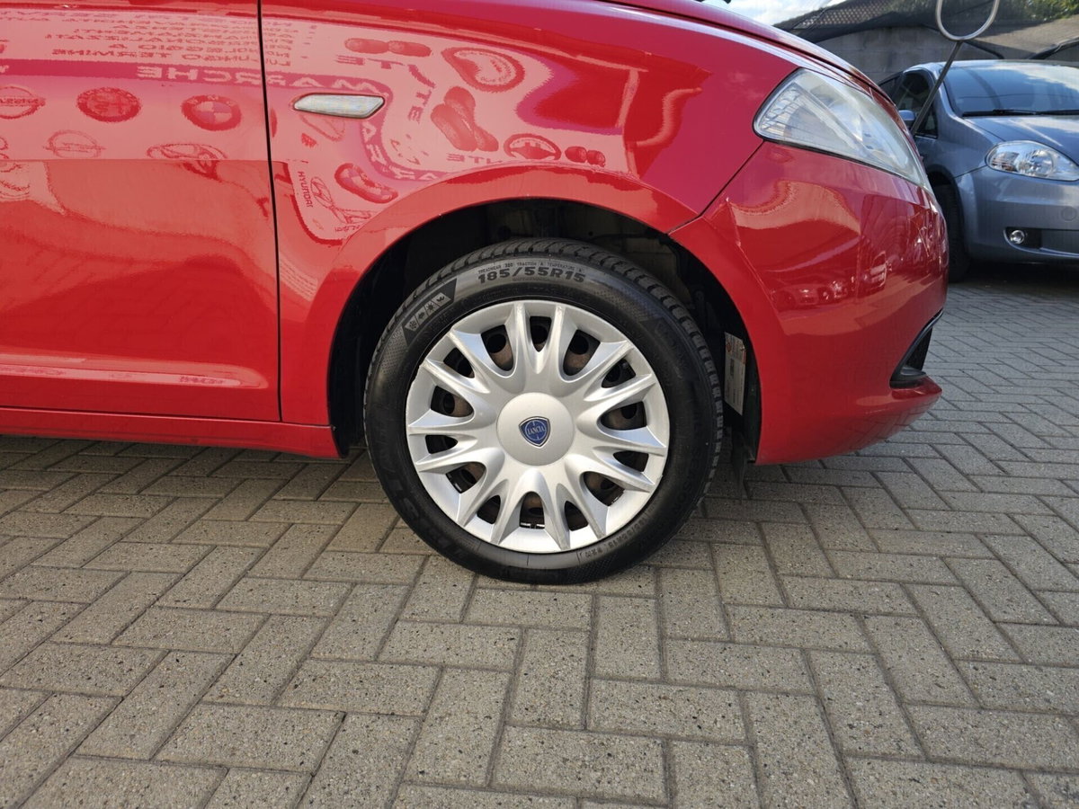 Lancia Ypsilon 1.2 69 CV 5 porte Silver (16)