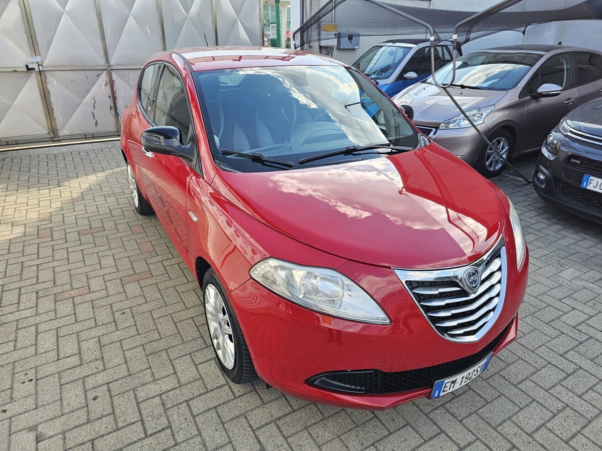 Lancia Ypsilon 1.2 69 CV 5 porte Silver (3)