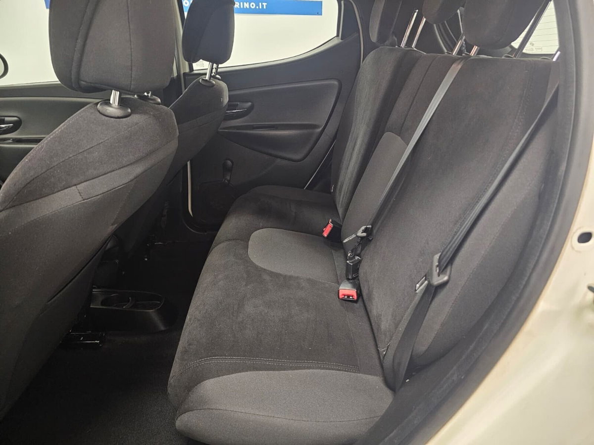 Lancia Ypsilon 1.2 69 CV 5 porte Platinum (12)