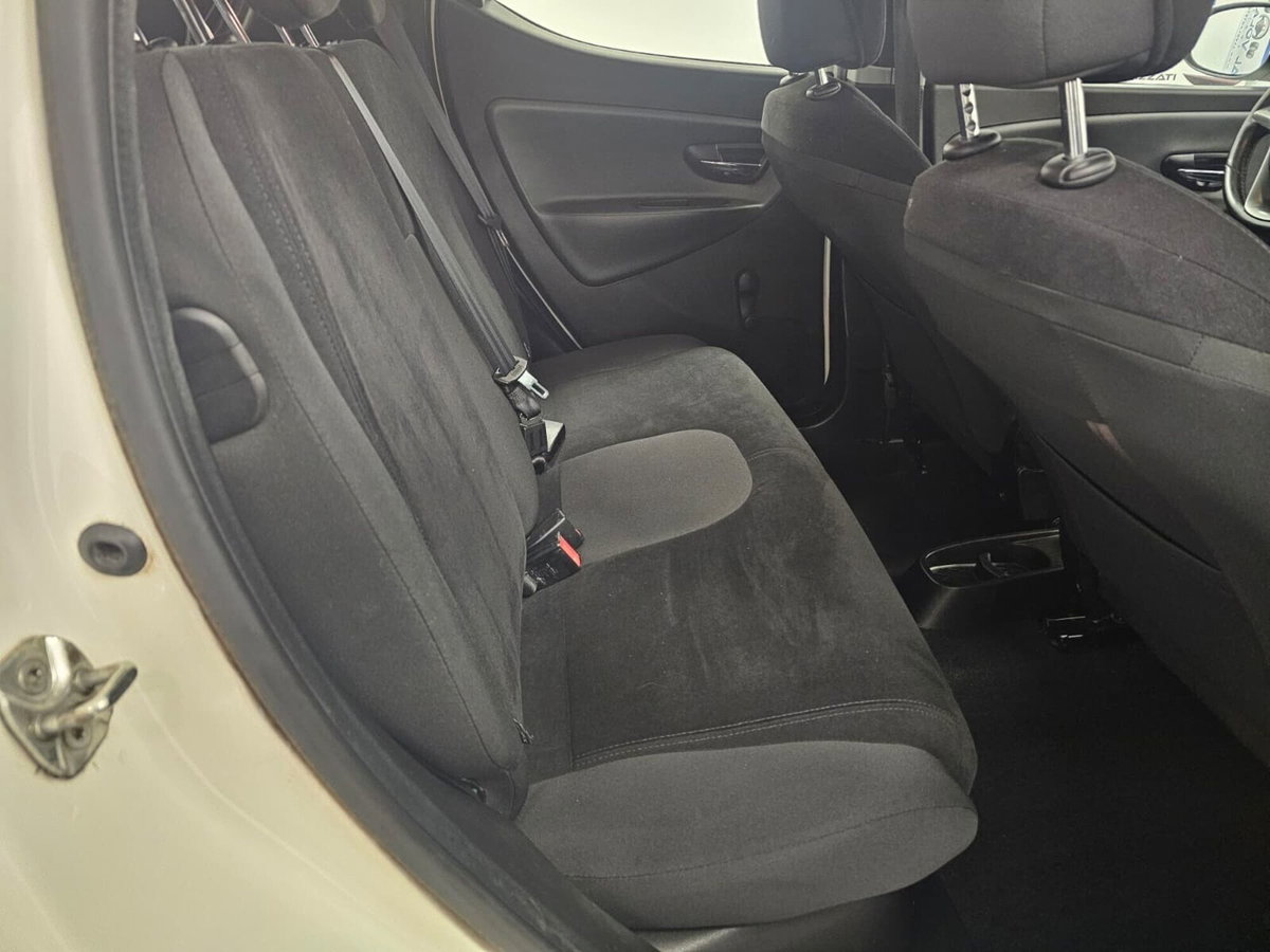 Lancia Ypsilon 1.2 69 CV 5 porte Platinum (13)