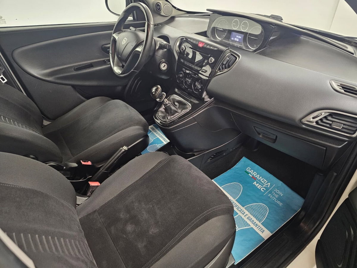Lancia Ypsilon 1.2 69 CV 5 porte Platinum (14)
