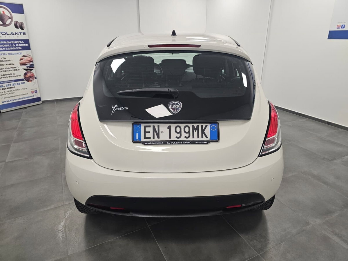 Lancia Ypsilon 1.2 69 CV 5 porte Platinum (17)