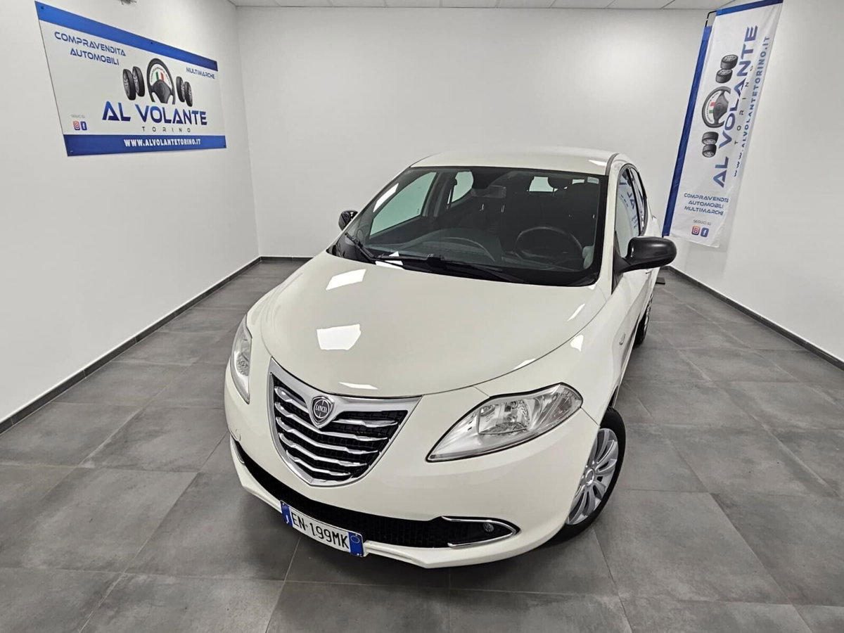 Lancia Ypsilon 1.2 69 CV 5 porte Platinum (2)
