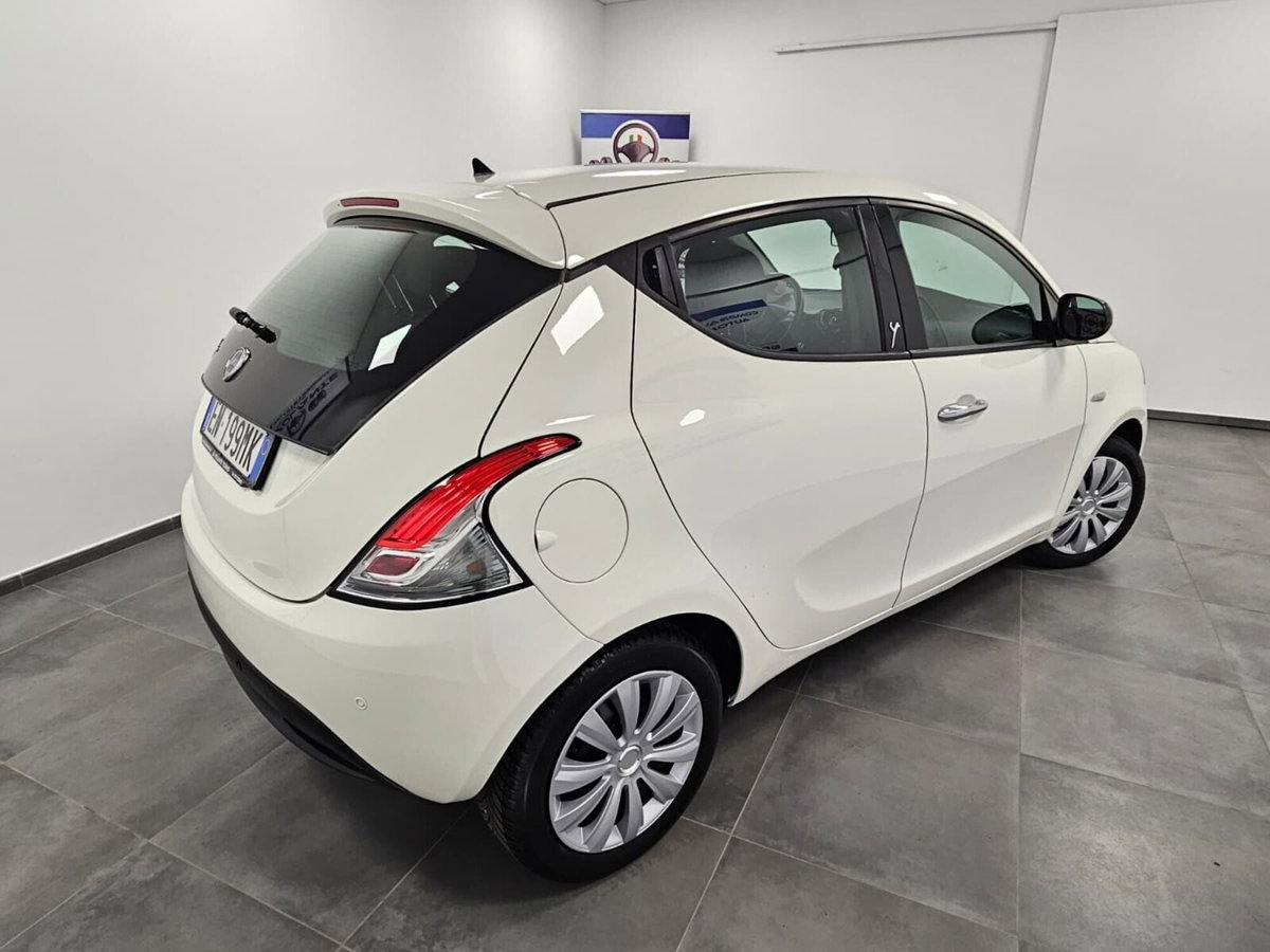 Lancia Ypsilon 1.2 69 CV 5 porte Platinum (4)