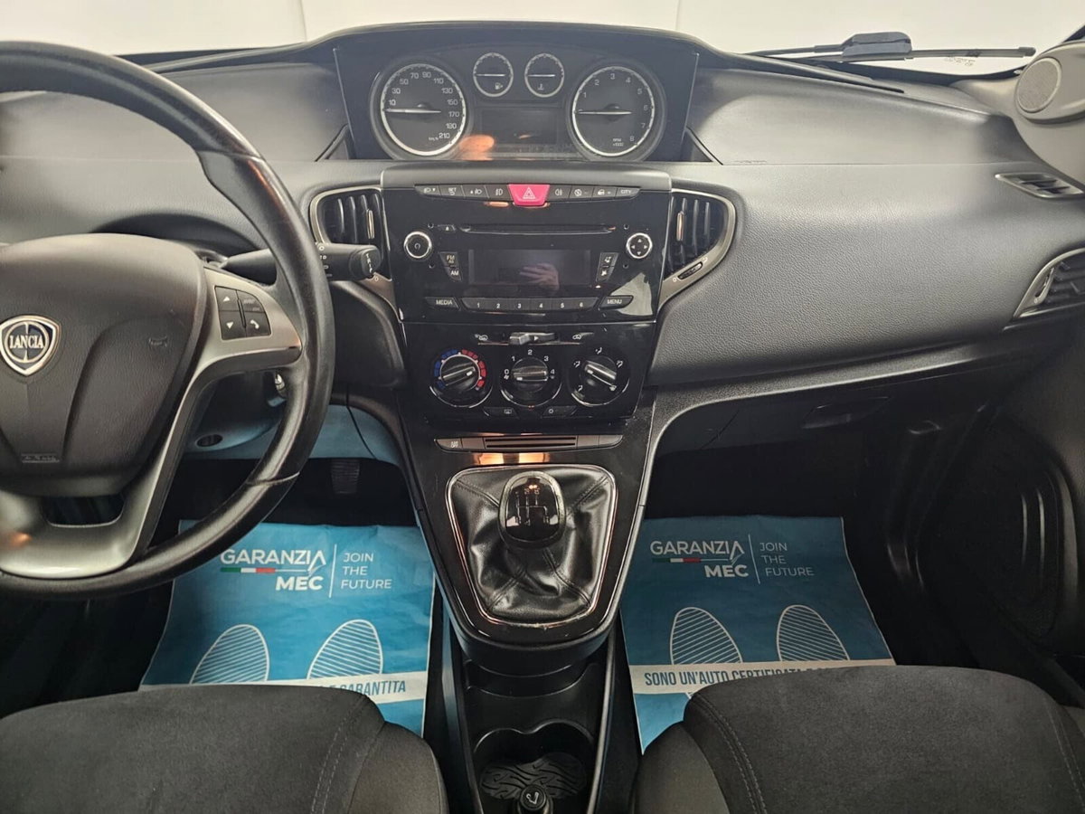 Lancia Ypsilon 1.2 69 CV 5 porte Platinum (8)