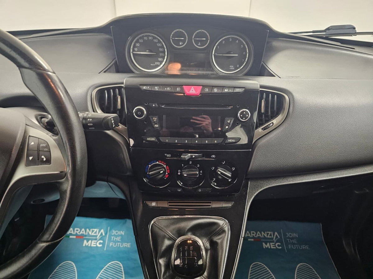 Lancia Ypsilon 1.2 69 CV 5 porte Platinum (9)
