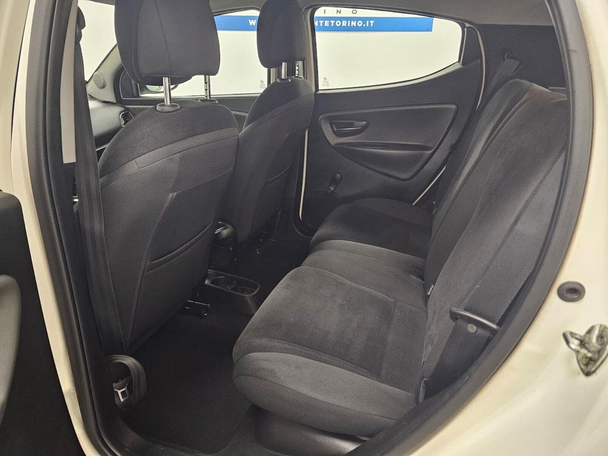 Lancia Ypsilon 1.2 69 CV 5 porte Platinum (11)