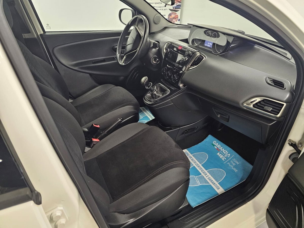 Lancia Ypsilon 1.2 69 CV 5 porte Platinum (13)