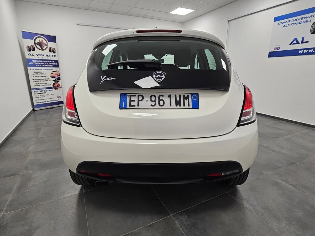 Lancia Ypsilon 1.2 69 CV 5 porte Platinum (16)