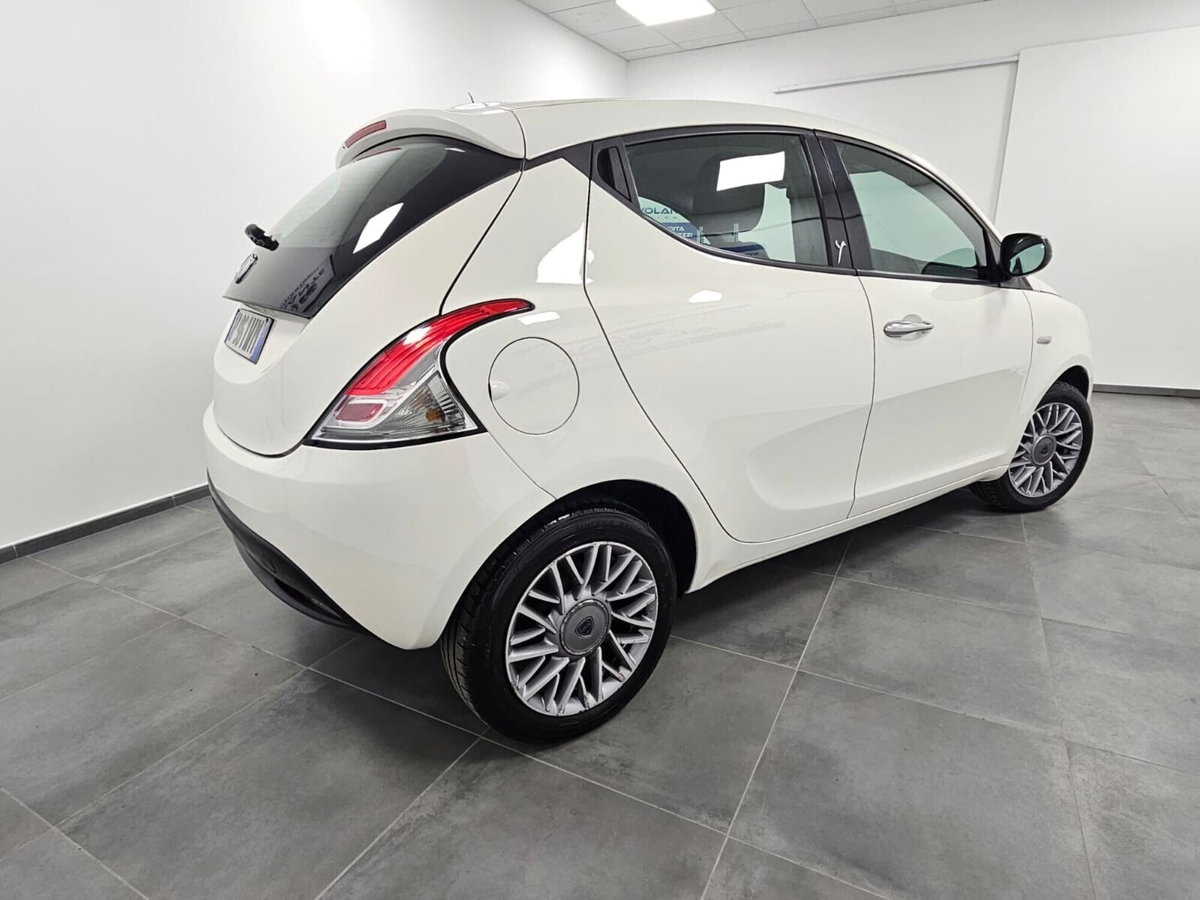 Lancia Ypsilon 1.2 69 CV 5 porte Platinum (4)