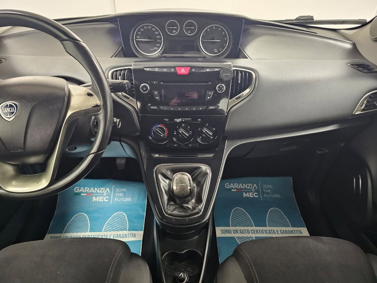 Lancia Ypsilon 1.2 69 CV 5 porte Platinum (8)