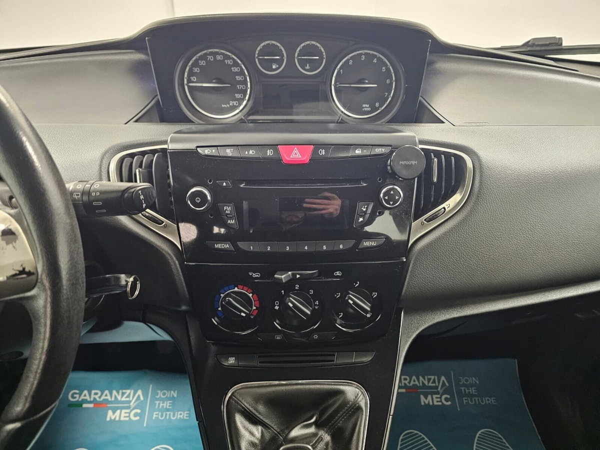 Lancia Ypsilon 1.2 69 CV 5 porte Platinum (9)