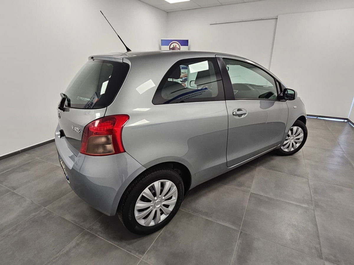 Toyota Yaris 1.3 3 porte (4)
