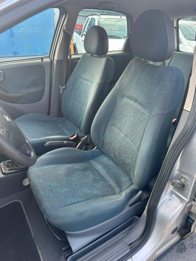 Opel Corsa 1.2i 16V cat 5 porte 'Njoy (17)