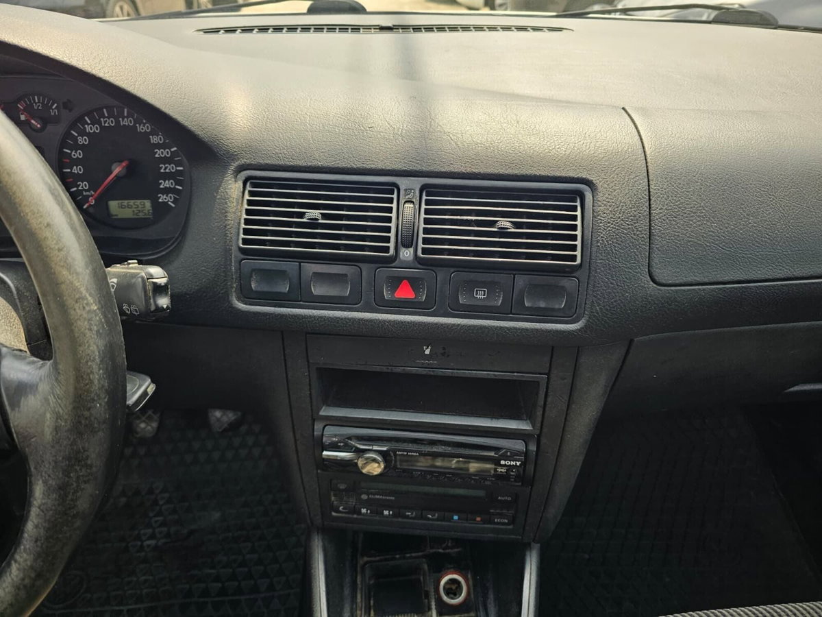 Volkswagen Golf 1.6 5p. Comfortline (8)