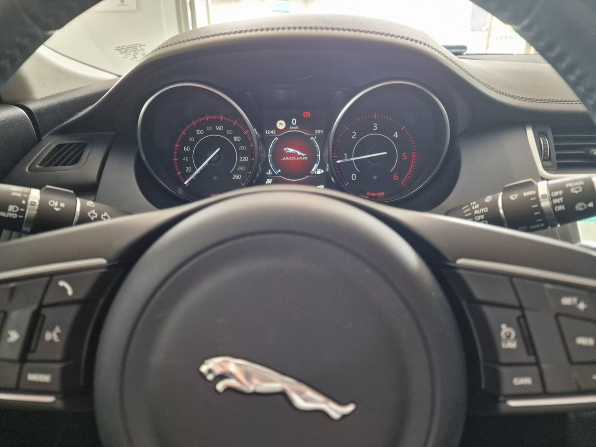 Jaguar E-Pace 2.0D 180 CV AWD aut. R-Dynamic (11)