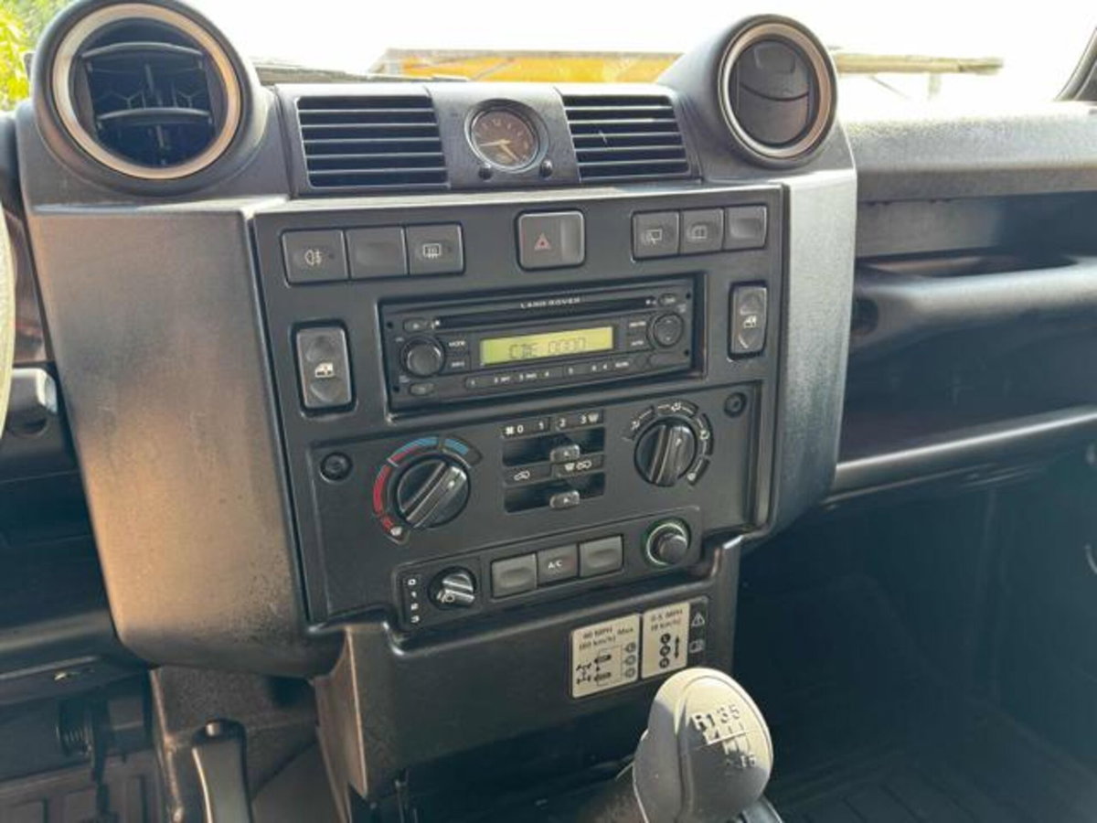 Land Rover Defender 90 2.4 TD4 Station Wagon S (11)