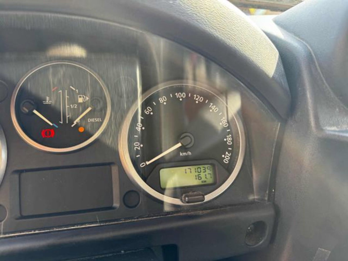 Land Rover Defender 90 2.4 TD4 Station Wagon S (13)