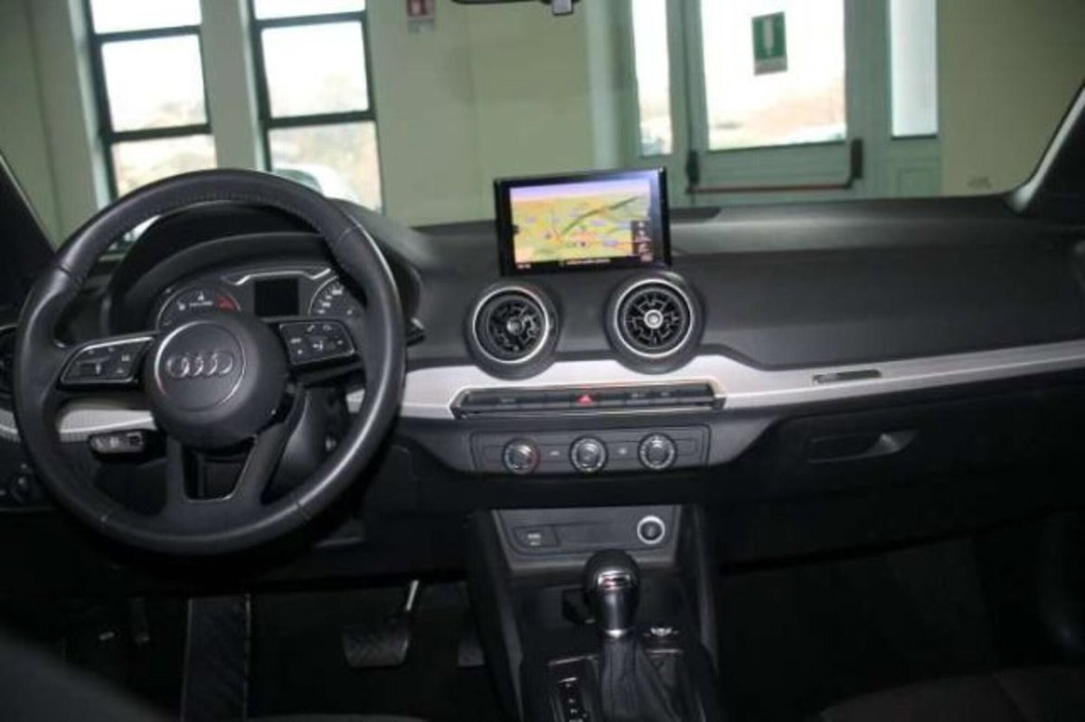 Audi Q2 35 2.0 tdi Identity Black s-tronic (10)