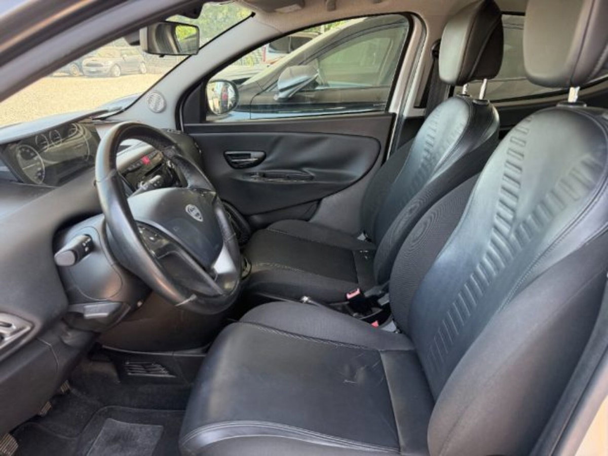 Lancia Ypsilon 1.2 69 CV 5 porte Gold (10)