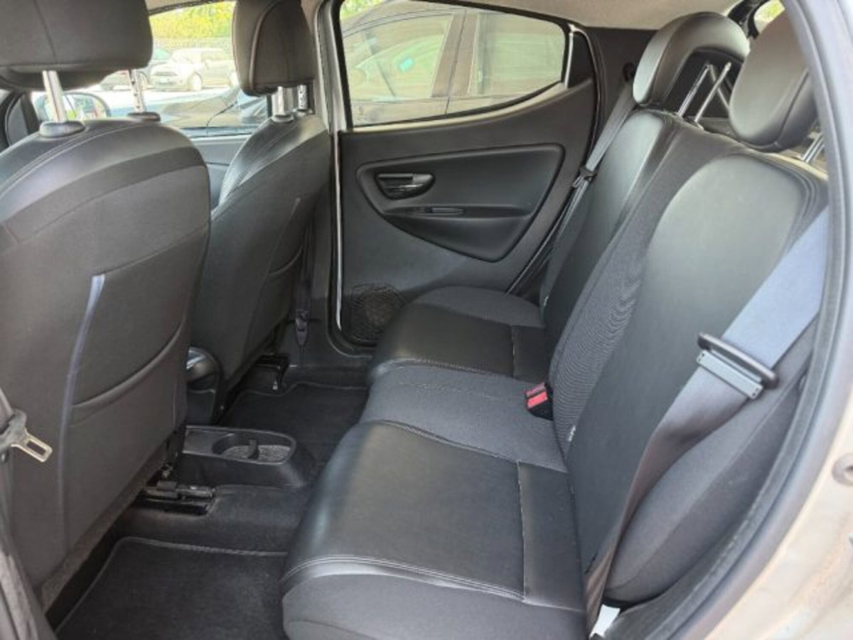 Lancia Ypsilon 1.2 69 CV 5 porte Gold (11)