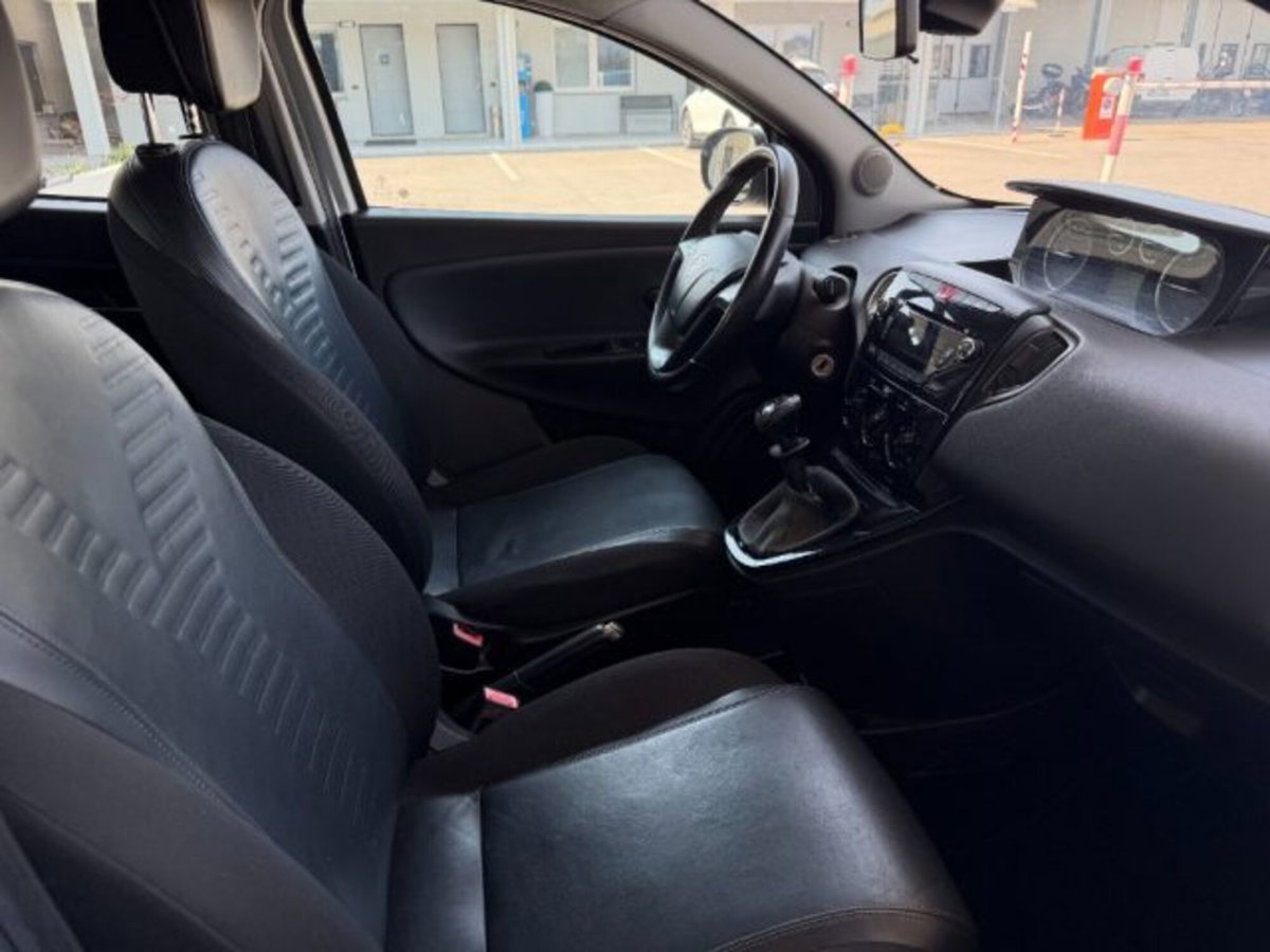 Lancia Ypsilon 1.2 69 CV 5 porte Gold (13)