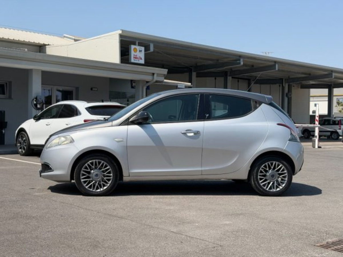 Lancia Ypsilon 1.2 69 CV 5 porte Gold (4)