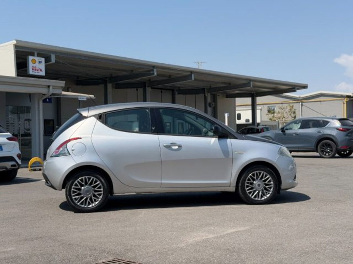 Lancia Ypsilon 1.2 69 CV 5 porte Gold (7)