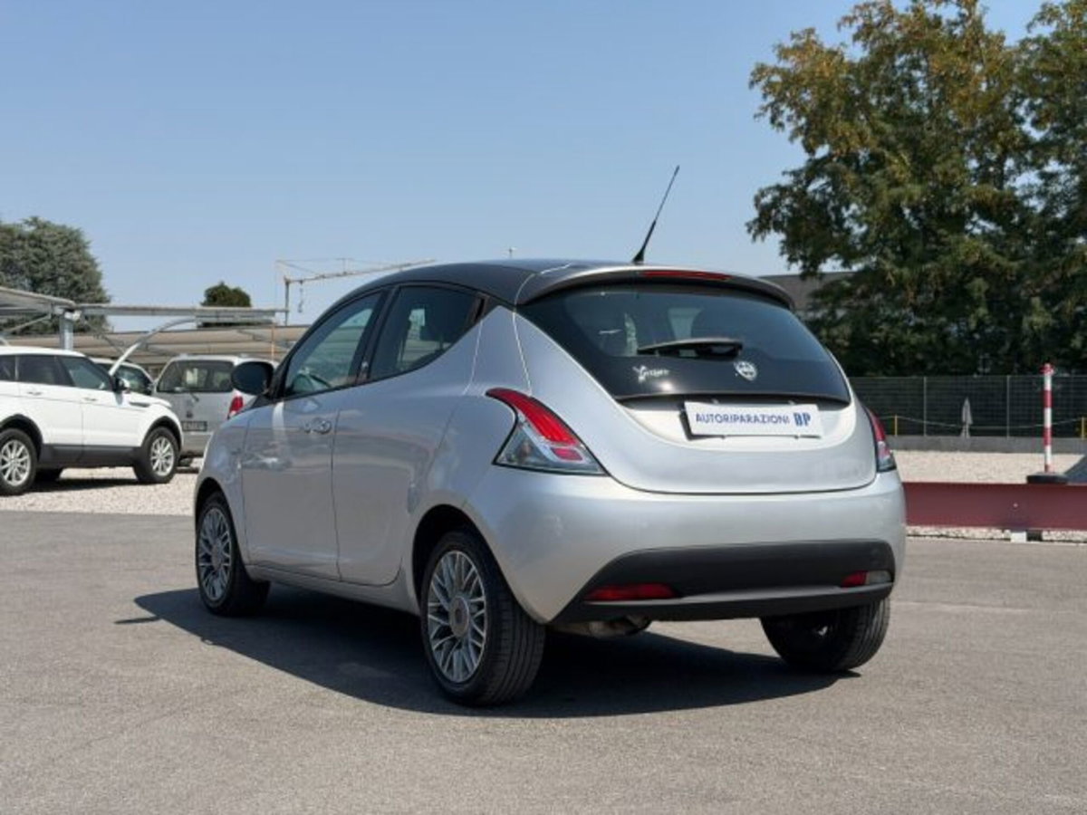 Lancia Ypsilon 1.2 69 CV 5 porte Gold (8)