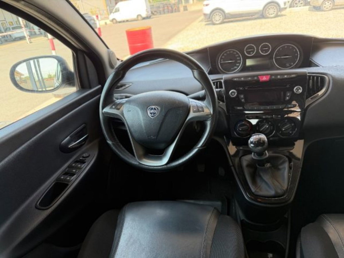 Lancia Ypsilon 1.2 69 CV 5 porte Gold (9)