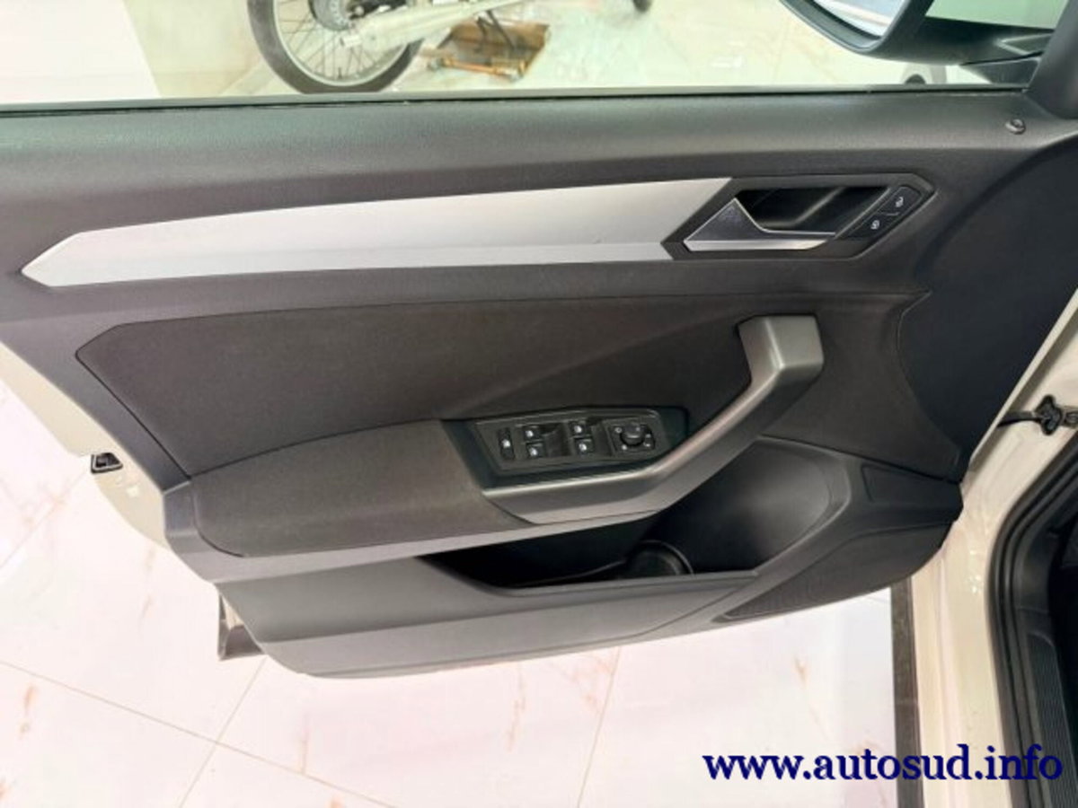 Volkswagen T-Roc 2.0 tdi Life 115cv (9)