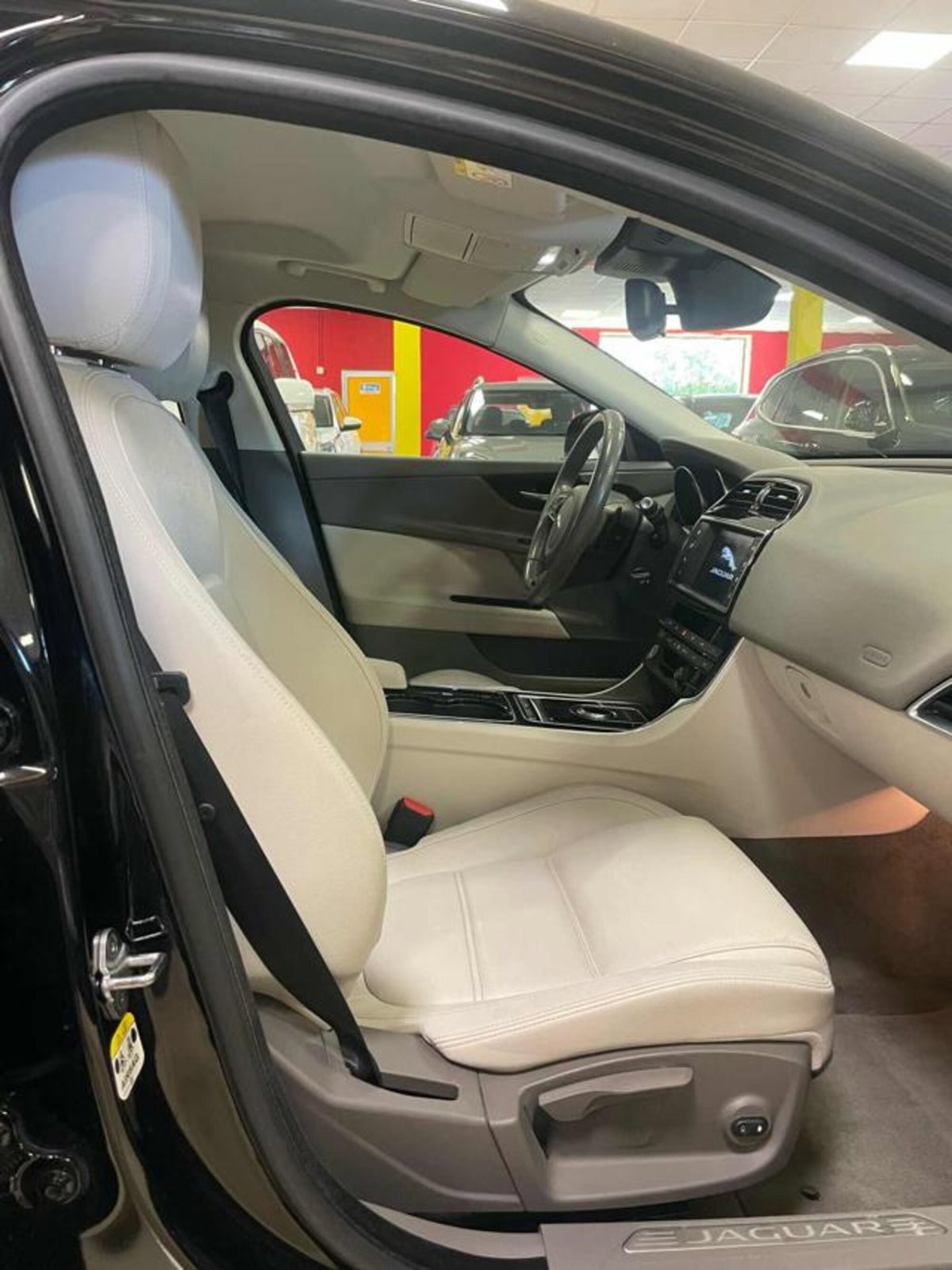 Jaguar XE 2.0 D 180 CV aut. Pure (10)