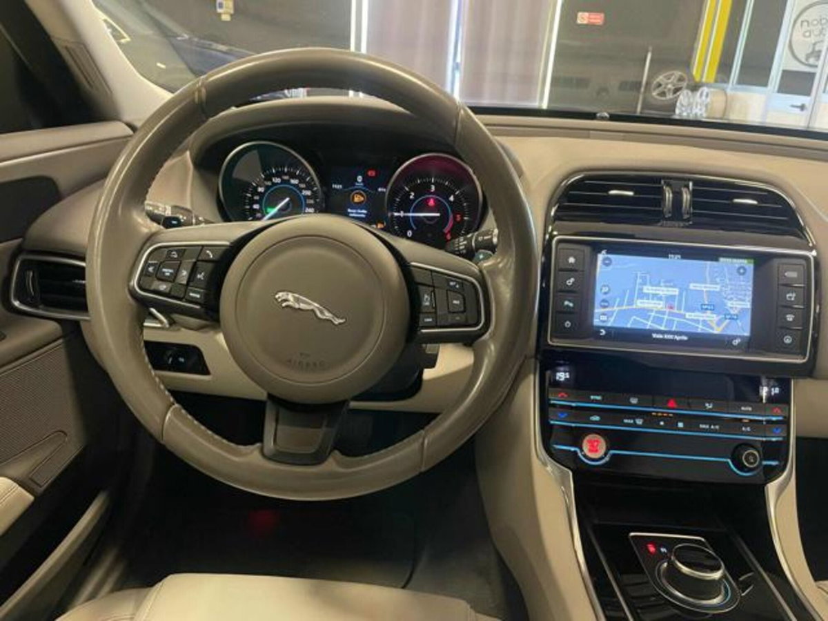 Jaguar XE 2.0 D 180 CV aut. Pure (3)