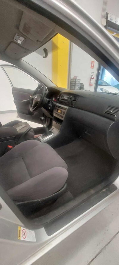 Toyota Corolla 1.6 16V 5 porte (8)
