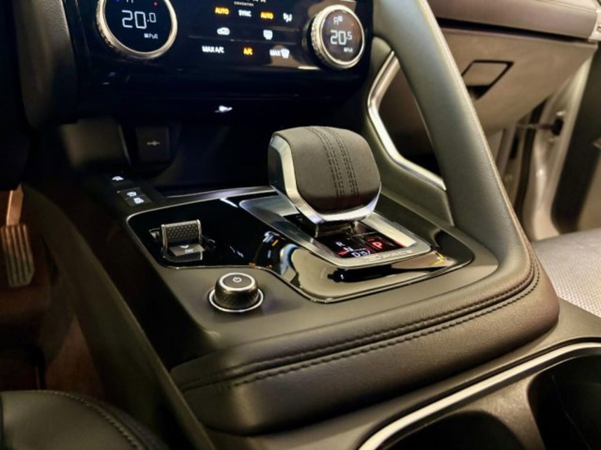 Jaguar E-Pace 2.0D I4 163 CV AWD Auto (17)