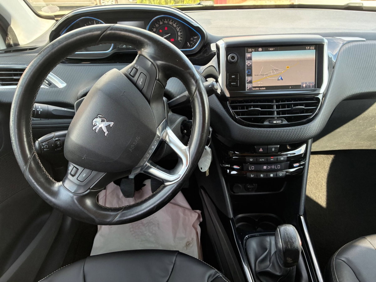 Peugeot 2008 100 Black Matt (14)