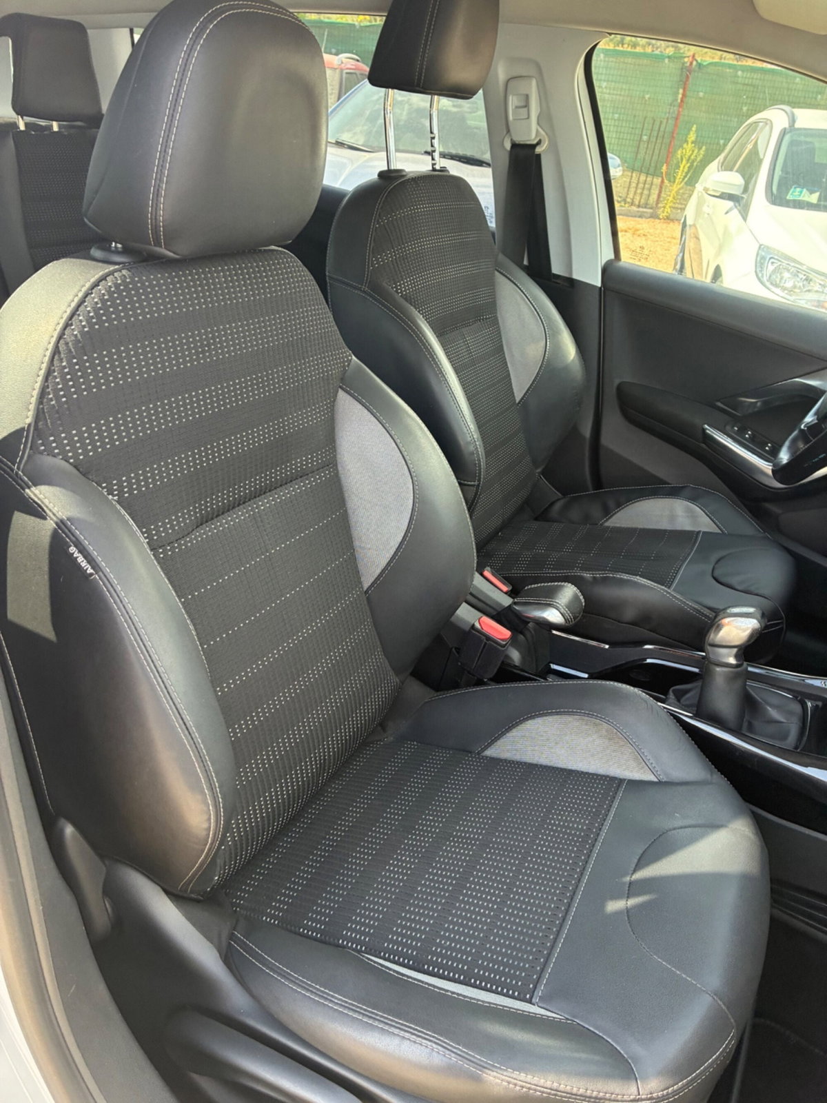 Peugeot 2008 100 Black Matt (16)