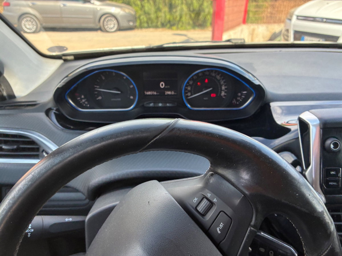 Peugeot 2008 100 Black Matt (18)