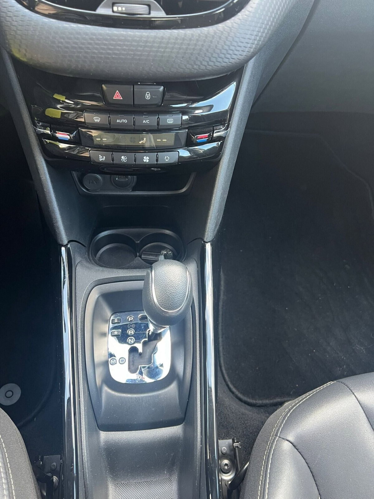 Peugeot 2008 120 EAT6 S&S Allure (11)