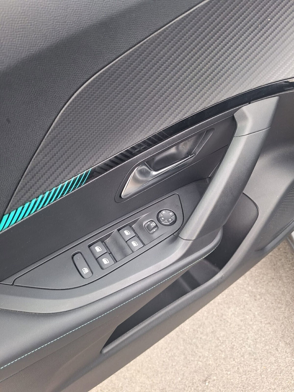 Peugeot 2008 BlueHDi 130 S&S EAT8 Allure Pack (13)