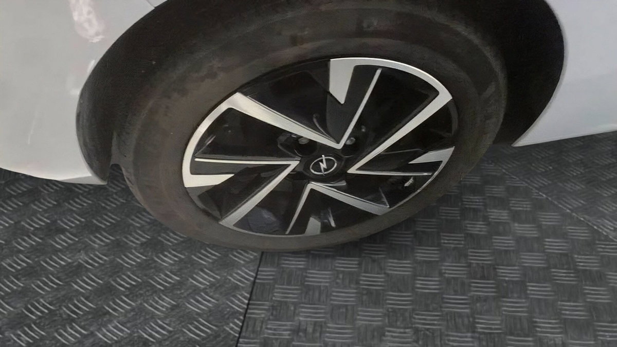 Opel Corsa 1.2 100 CV GS Line (6)