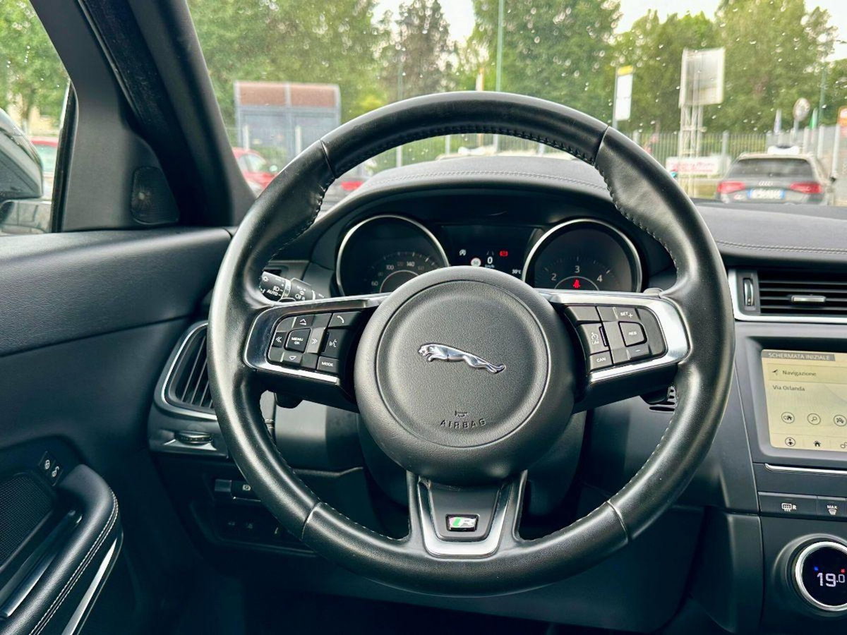 Jaguar E-Pace 2.0D 150 CV AWD aut. R-Dynamic HSE (13)