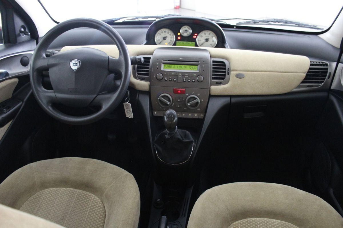Lancia Ypsilon Argento (7)