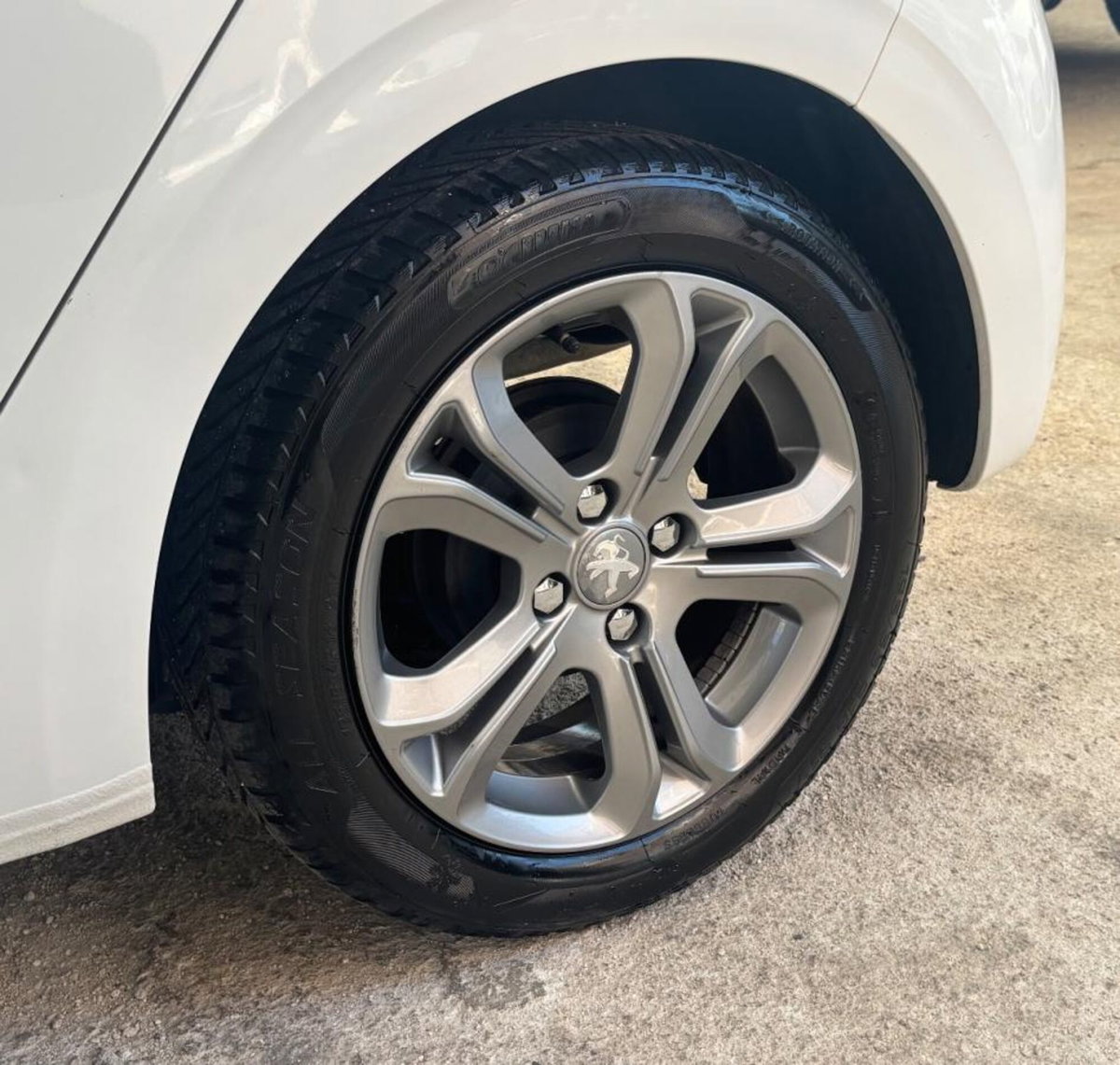 Peugeot 208 HDi 68 CV 5 porte Allure (8)
