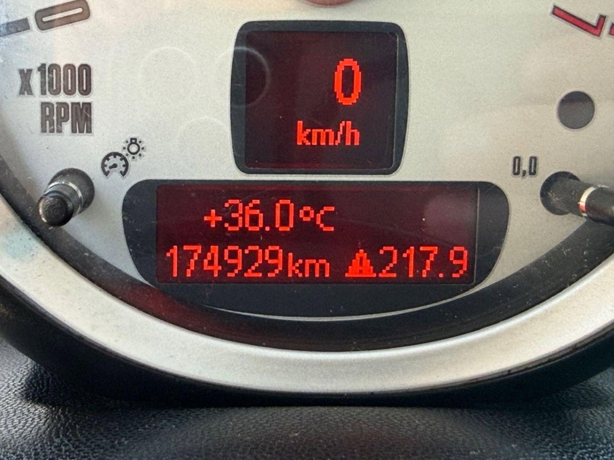 MINI Mini 1.6 16V Cooper D (8)