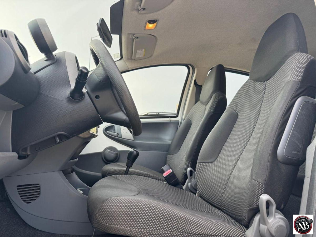 Toyota Aygo 1.0 12V VVT-i 5 porte Deep Ocean Connect MMT (11)