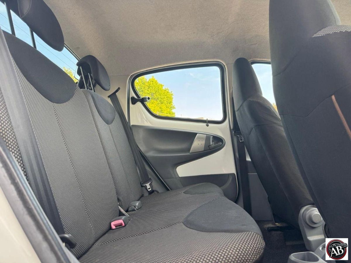 Toyota Aygo 1.0 12V VVT-i 5 porte Deep Ocean Connect MMT (12)