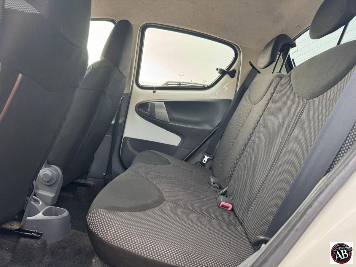 Toyota Aygo 1.0 12V VVT-i 5 porte Deep Ocean Connect MMT (13)
