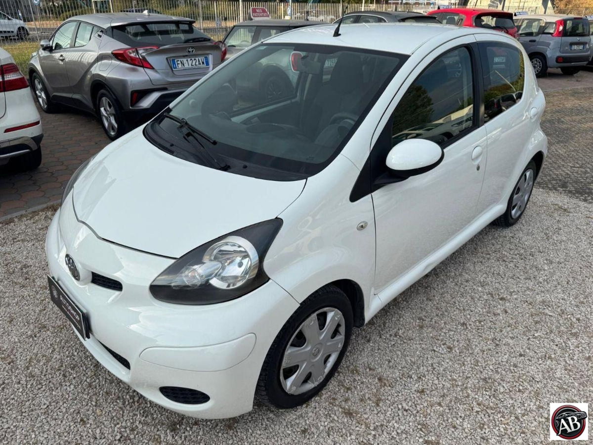 Toyota Aygo 1.0 12V VVT-i 5 porte Deep Ocean Connect MMT (2)
