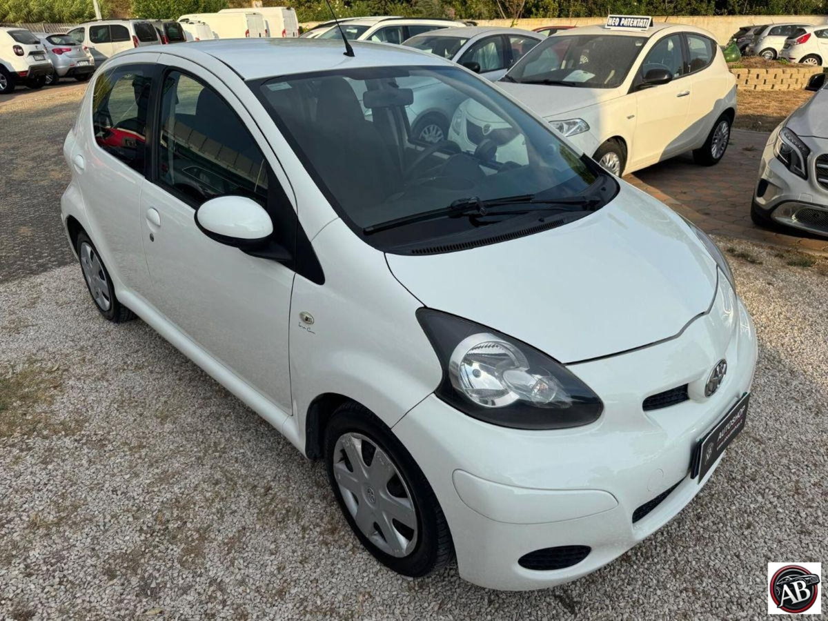 Toyota Aygo 1.0 12V VVT-i 5 porte Deep Ocean Connect MMT (3)